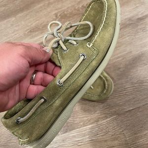 Classic leather Sperry topsider boat shoe in size 8mens.